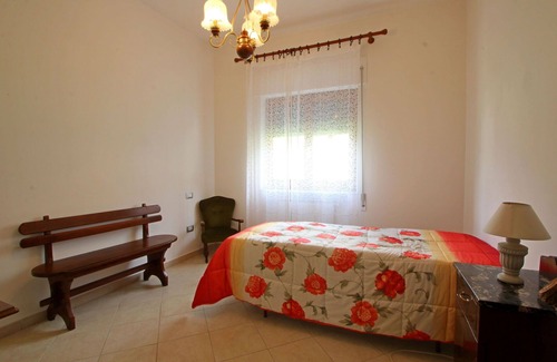 San Carlo Terme Apartment | Flat for 5 People with Garden above Massa