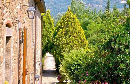 Il Borgo Apartment | Flat in Cortona with Pool, Wifi, A/C, Alexa, 4 People