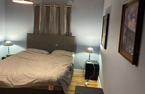 The Lane Apartment | Flat in quiet st nr E Dulwich station - 5 min to bars/restaurants of Lordship Ln