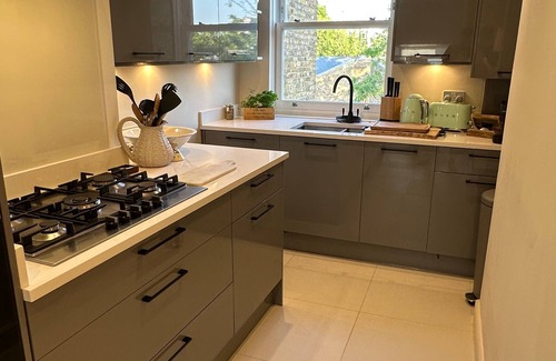 Parsons Green and Walham Apartment | Flat Near Fulham Broadway Station - Sleeps 2