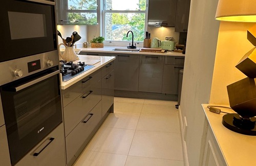 Parsons Green and Walham Apartment | Flat Near Fulham Broadway Station - Sleeps 2