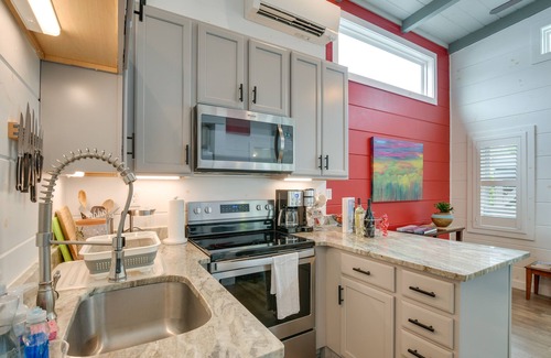 Upward House | Flat Rock Tiny Home: Fall Getaway w/Grill!