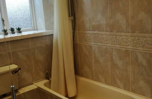 Newcastle-upon-Tyne House | Flat - Sleeps 4 - Parking - Close to Airport