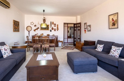 Karsiyaka Apartment | Flat w Balcony 10 min to Karsiyaka Coast in Izmir