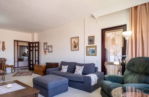Karsiyaka Apartment | Flat w Balcony 10 min to Karsiyaka Coast in Izmir