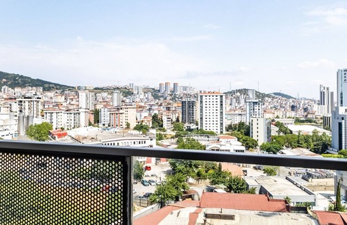 Kartal Apartment | Flat w Shared Pool and Garden 15 min to Coast