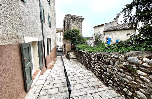 Riez Apartment | Flat with fireplace