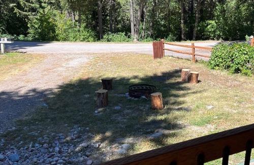 Woods Bay Cabin | Flathead Bear Getaway Cabin - 1 mile to a Flathead Lake Beach