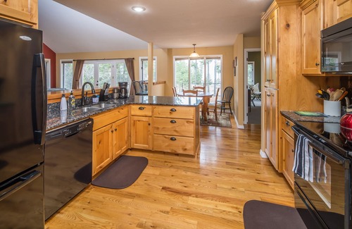 Bigfork House | Flathead Lake views, fireplace, private deck & jetted tub - Whispering Rock