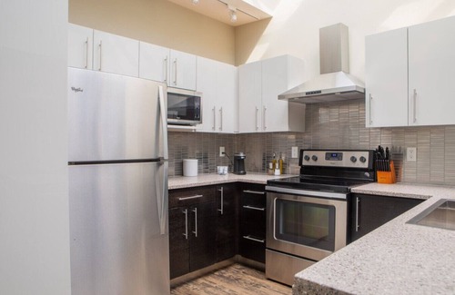 East Town Apartment | Flexhome Downtown Luxury 2BR Penthouse Apt