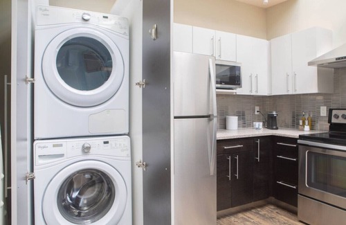 East Town Apartment | Flexhome Downtown Luxury 2BR Penthouse Apt