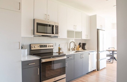 Yankee Hill Apartment | Flexhome East Side 1BR NO4 - Balcony+Pool+Gym