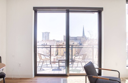 Yankee Hill Apartment | Flexhome East Side 1BR Apt with Balcony, Pool, and Gym