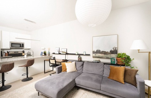 Fifth Ward Apartment | Flexhome Walker`s Point Apt with Gym and Balcony