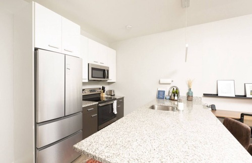 Fifth Ward Apartment | Flexhome Walker`s Point Apt with Gym and Balcony