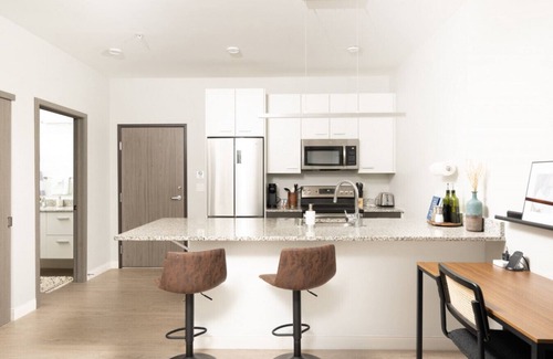 Fifth Ward Apartment | Flexhome Walker`s Point Apt with Gym and Balcony