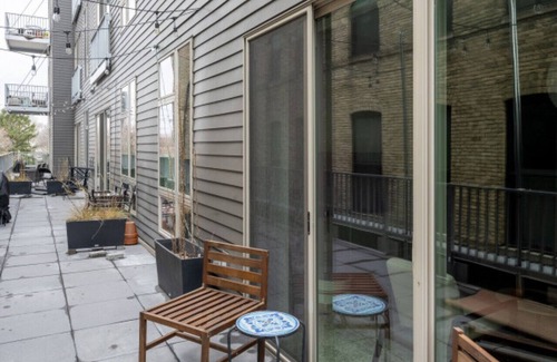 Fifth Ward Apartment | Flexhome Walker`s Point Apt with Gym and Balcony