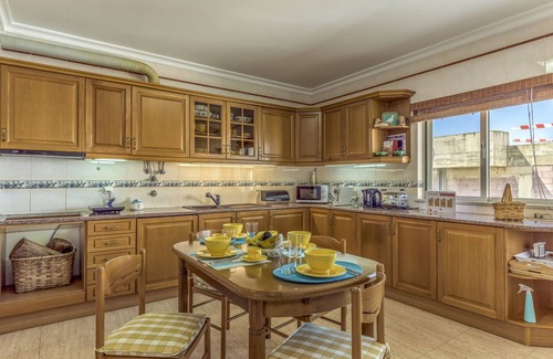 Lagoa e Carvoeiro Apartment | FLH Lagoa Sunny Flat with Balcony