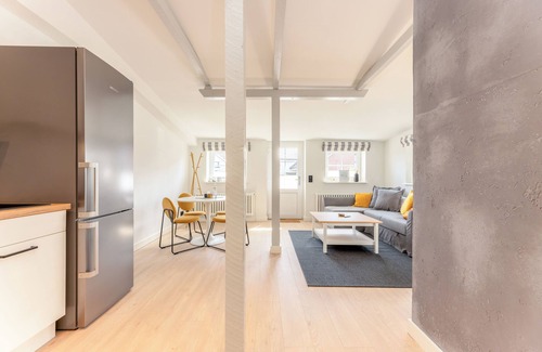 Wenningstedt-Braderup Apartment | Fließende Übergänge, Freigelegtes Mauerwerk, ein Mix aus Weiß und Grau Gepaart m