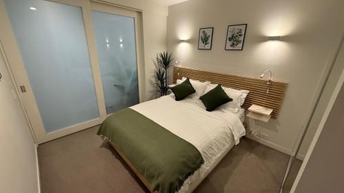 Melbourne Central Business District Apartment | Flinders Retreat Apartment with Free Parking