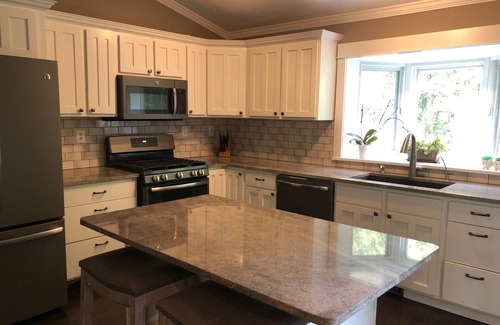 Williamsburg House | Flintfield/GLEF PRIME Location Peaceful Updated Home With Trails and Pond!