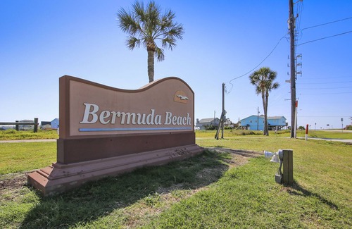 Bermuda Beach House | Flip Flop Beachside | Community Pool & Beach Access!