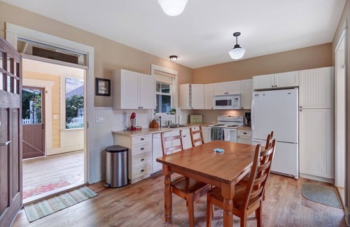 Oroville Cottage | Flip Flop Inn - Enjoy VB's full amenities!