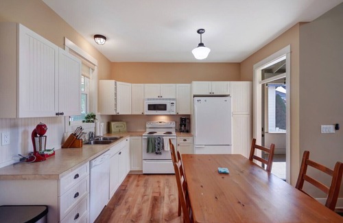 Oroville Cottage | Flip Flop Inn - Enjoy VB's full amenities!