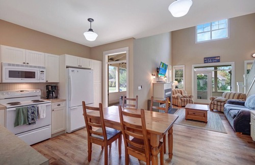 Oroville Cottage | Flip Flop Inn - Enjoy VB's full amenities!