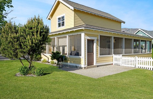 Oroville Cottage | Flip Flop Inn - Enjoy VB's full amenities!