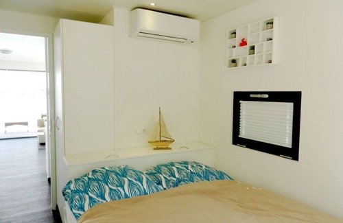 Vynen House | Floating 44 in Xanten - Boot 1 - Floating 44 Komfortable Hausboote bei Xanten mit Tollem Seeblick