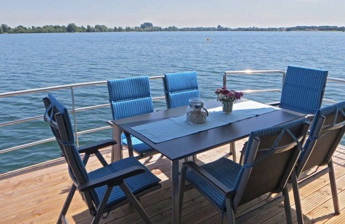 Vynen House | Floating 44 in Xanten - Boot 1 - Floating 44 Komfortable Hausboote bei Xanten mit Tollem Seeblick