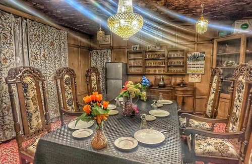 Dal Lake Boat Rental | Floating Luxury Group Of Houseboats