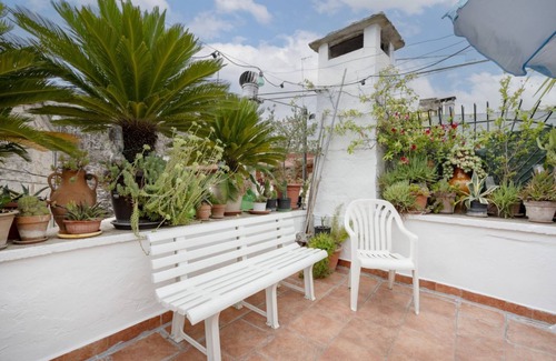 Bitonto Apartment | Floral Court 1 - Your Peaceful Retreat