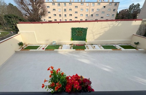 Le Bourget Apartment | Floral House