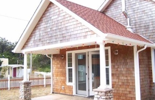 Florence House | Florence Oregon, Enjoy Walks on the Beach or Relax by the Fire