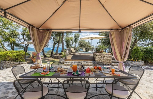 Monsummano Terme Villa | Florence & Tuscany. Pool, jacuzzi, parking and. relax