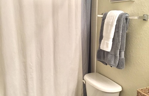 Bonita Springs Condo | Florida Oasis - Fresh Furnishings & Decor - Great Location