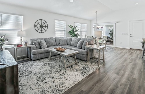 Okahumpka Villa | Florida Sunshine & Villa Serenity: Your Ideal Getaway Awaits!