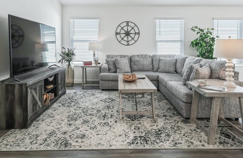 Okahumpka Villa | Florida Sunshine & Villa Serenity: Your Ideal Getaway Awaits!