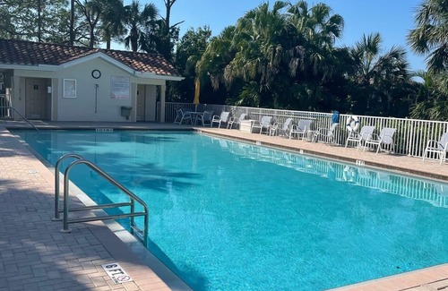 Bonita Springs House | Floridian style Condo overlooking the pool. Gollf community, 7 mins from beach