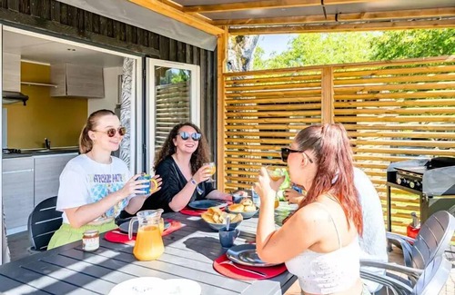 Souillac House | Flower Camping Les Ondines * - Homeflower Premium 29m2 - 2 bedrooms + semi-covered terrace + TV + sheets + towels + CLIM 5 people