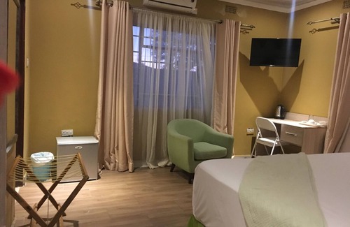 Mahalapye House | Flower Inn Guest House