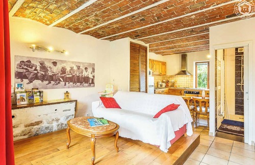 Les Marches House | FLOWERS AND VINES - LES MARCHES