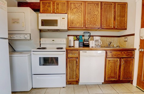 Shelby Park House | Floydwood Entire · Entire Building 14BD 4BA Victorian Area Downtown