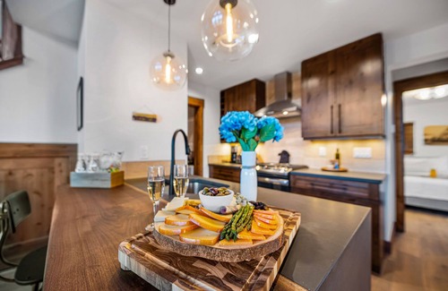 Estes Park Cabin | Fly Rod Inn – Two Large Patios, Jacuzzi and Indoor/Outdoor Fireplace
