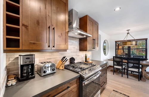 Estes Park Cabin | Fly Rod Inn – Two Large Patios, Jacuzzi and Indoor/Outdoor Fireplace