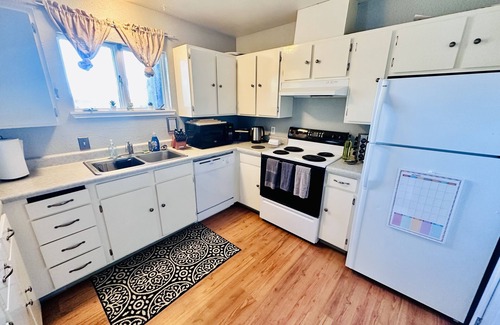 Kodiak House | 🐻✈️ Flying Bear “A”- 3-bedroom 1.5 bath Comfortable Home ✈️🐻