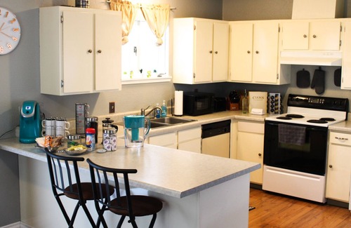 Kodiak House | 🐻✈️ Flying Bear “A”- 3-bedroom 1.5 bath Comfortable Home ✈️🐻
