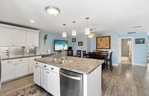 South Island House | FMB Beach House - 5 Bed - Pet Friendly - Large Pool